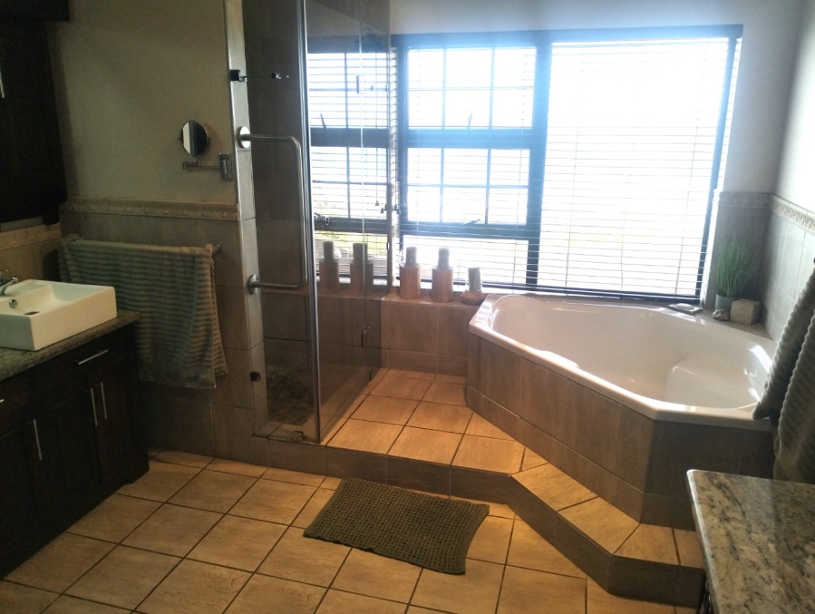 To Let 4 Bedroom Property for Rent in Outeniqua Strand Western Cape